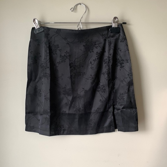 BNWOT Black Satin Skirt with Split & Zip Up Back, size XS - Picture 4 of 10